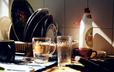 Нагар сам відскакує: простий спосіб очистити каструлю за 10 хвилин без тертя — дві ложки і три краплі цих засобів