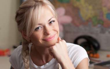 Анна Хилькевич вышла в свет в мини в горошек