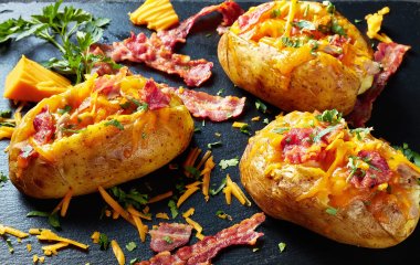 Такую вы еще не ели: запеченная картошка в духовке с начинкой и без