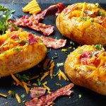 Такую вы еще не ели: запеченная картошка в духовке с начинкой и без