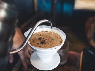 Лікарі розповіли, чому каву треба запивати водою