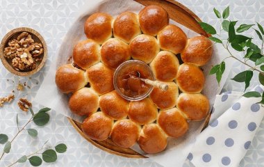 Яблучні булочки-равлики з корицею та горіхами: простий рецепт смачної випічки