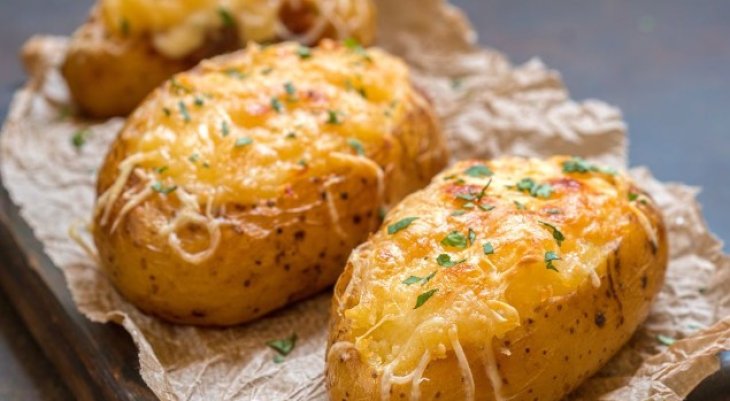 Запеченный картофель с сыром: рецепт вкусного гарнира