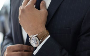 Мультимільйонери уникають вісьмох кольорів в одязі: ось яких і чому