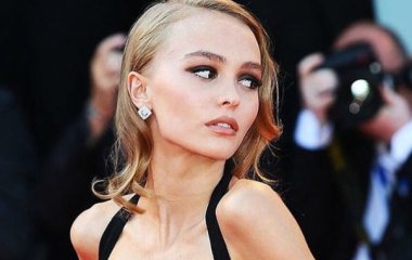 Лили-Роуз Депп пришла на вечеринку в трикотажном комбинезоне: фото