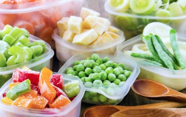 Замороженные продукты: врачи рассказали, как правильно хранить и размораживать