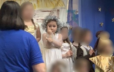 Сети насмешила девочка, показавшая неприличный жест на детском утреннике (ФОТО)