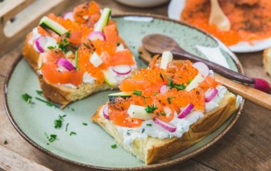 Тосты с мягким козьим сыром и форелью