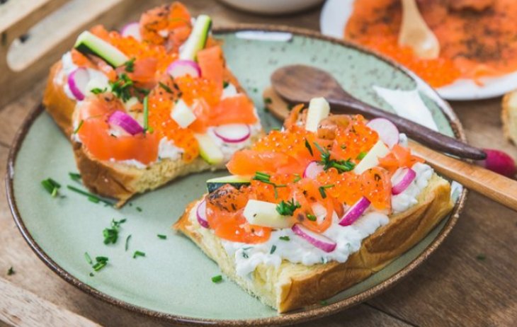 Тосты с мягким козьим сыром и форелью