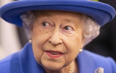 Светится от счастья: Елизавета II гордится принцем Уильямом