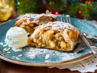Готуємо віденський штрудель з яблуками та ромом