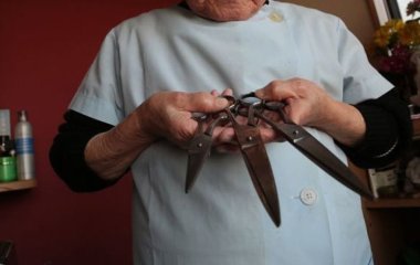 Найстаріша перукарка в світі: скільки їй років та де працює (фото)