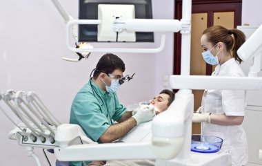 Лікар пояснив, чи можна вживати алкоголь перед відвідинами стоматолога