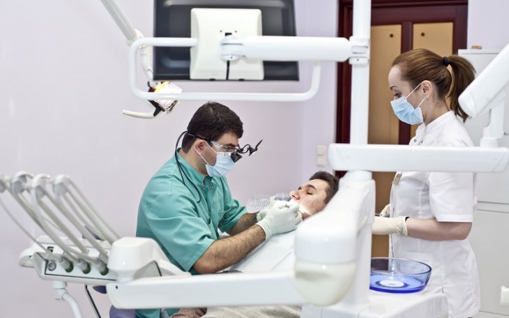 Лікар пояснив, чи можна вживати алкоголь перед відвідинами стоматолога