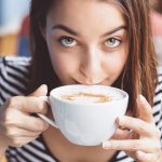 Добавление в кофе молока может сделать его полезным для здоровья
