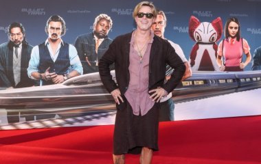 Стало известно, кто надел Брэда Питта в юбку и персиковый костюм