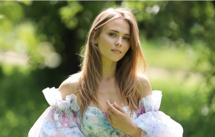 Анна Кошмал в нежном платье очаровала своей женственностью на сказочных фото