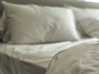 Більшість робить це неправильно: експерти назвали найкращий засіб від жовтих плям на подушці