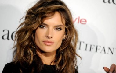 Алессандра Амбросио позировала в прозрачном платье на Monte Carlo Gala