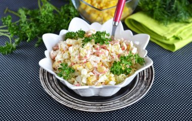 Салат з пекінської капусти з крабовими паличками та кукурудзою: простий та швидкий рецепт