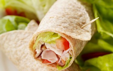 Весь секрет в соусе: рецепт невероятно сочного «Цезарь-ролла»