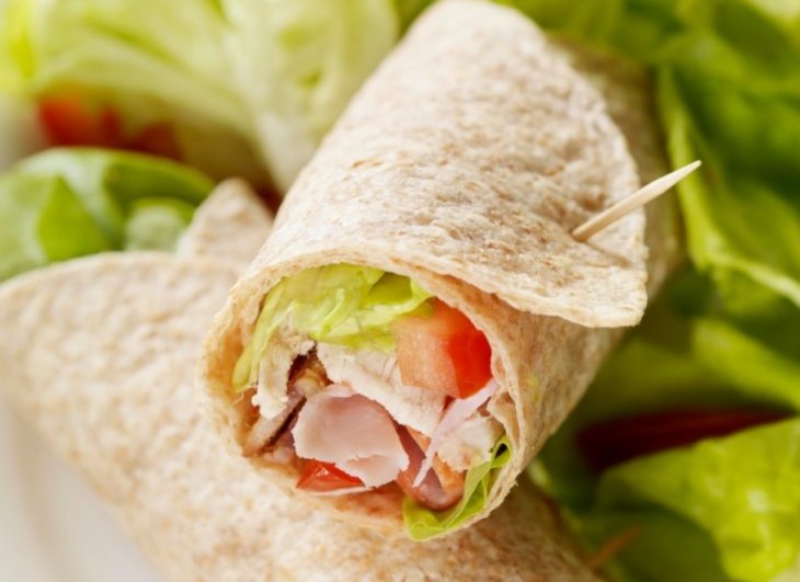 Весь секрет в соусе: рецепт невероятно сочного «Цезарь-ролла»