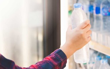 Лікар попередила про небезпеку пити воду із пластикових пляшок