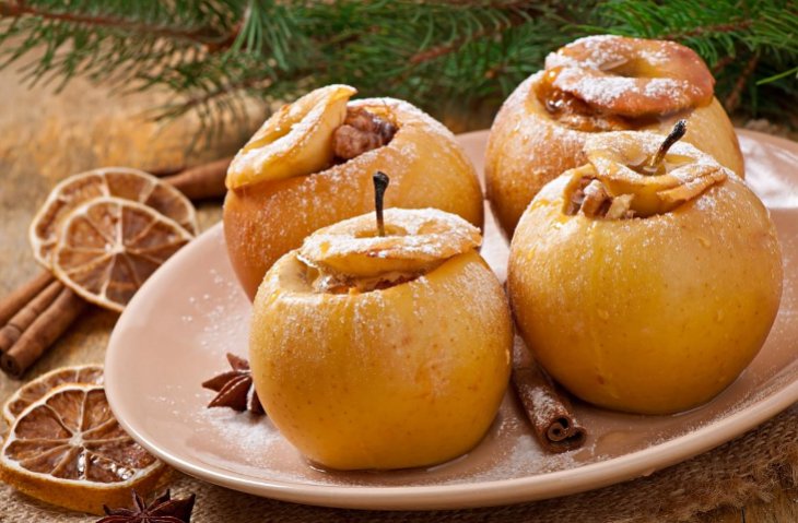 Запеченные яблоки с медом, творогом, карамелью и сыром: 4 простых рецепта