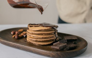 Рыхлые панкейки с шоколадом или сыром: рецепт завтрака за 10 минут