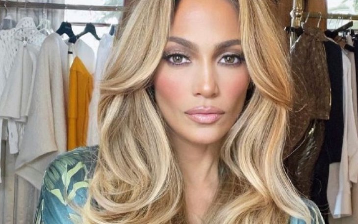 Красива, как никогда: Дженнифер Лопес восхитила точеной фигурой в трендовом наряде