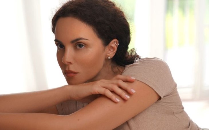 Настя Каменских в плюшевом костюме показалась без макияжа на домашнем селфи