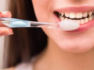 Ви можете щодня чистити зуби даремно: одна звичка зі щіткою коштуватиме здорових зубів