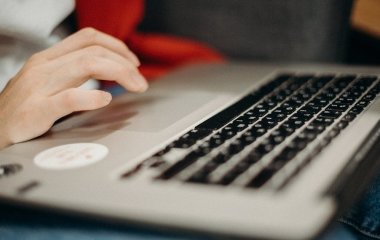 Чому не можна працювати з ноутбуком у ліжку: відповідь експертів