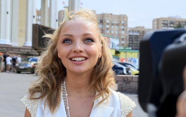 Екатерина Вилкова позировала в закатных лучах солнца