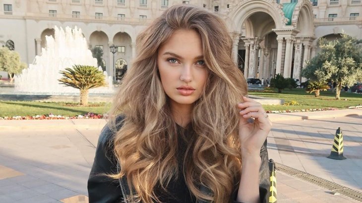 Модель Victoria’s Secret Роми Стрейд впервые стала мамой