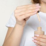 Как защитить одежду от тонального крема: простой и действенный лайфхак