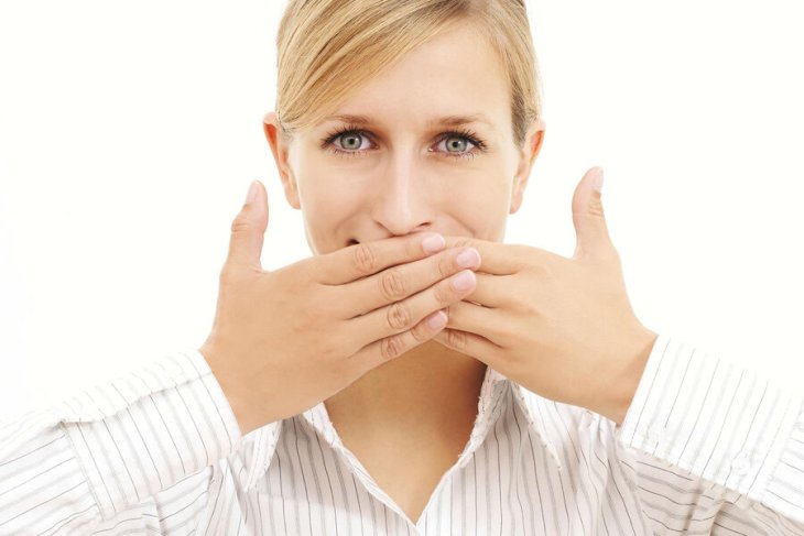 Лікар назвав причини металевого присмаку у роті