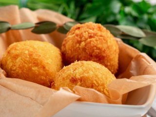 Вкуснее этого блюда из картофеля вы еще не ели: румяные шарики из пюре