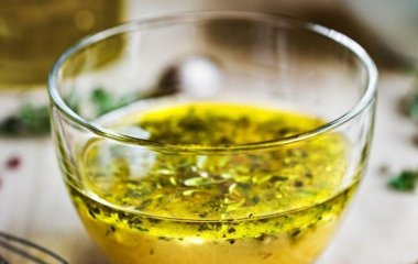 Легко та швидко: як зробити салатну заправку з олією