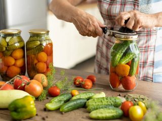Диетологи рассказали, полезно ли есть консервированные огурцы