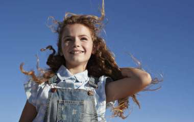 «Маленькие женщины»: зачем намеренно взрослить стиль девочек до 14 лет и почему психологи бьют тревогу