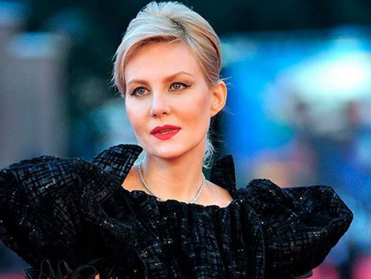 Рената Литвинова питает слабость к мужским пальто