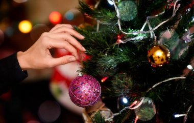 Коли прикрашати новорічну ялинку 2025 року: місця, де її краще не ставити  