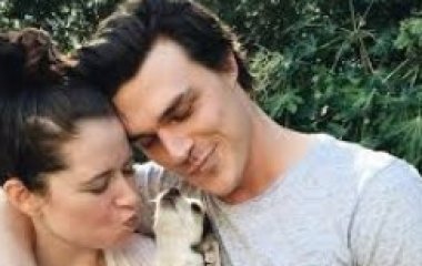Финн Уиттрок и Сара Робертс впервые станут родителями 
