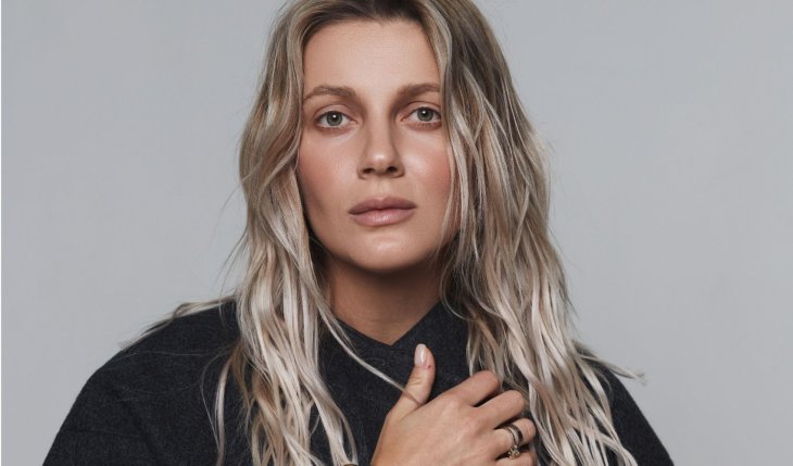 Известная певица KOLA впервые показала фото со свадьбы в Праге с мужем-иностранцем