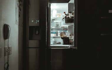 Лайфгак для холодильника: як зберегти продукти під час тривалого вимкнення світла, щоб вони не зіпсувались — покладіть одну річ