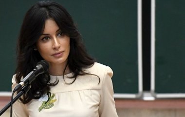 Тина Канделаки позировала в белом платье с цветочным принтом