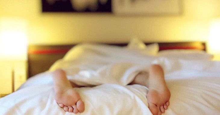 Як залучити удачу та відігнати біду: прості обереги, які кладуть під ліжко