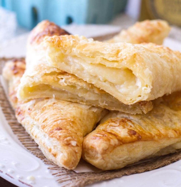 Быстрые слоеные конвертики с сыром