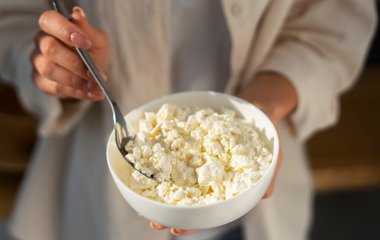 С чем нельзя есть творог и кому противопоказан этот продукт